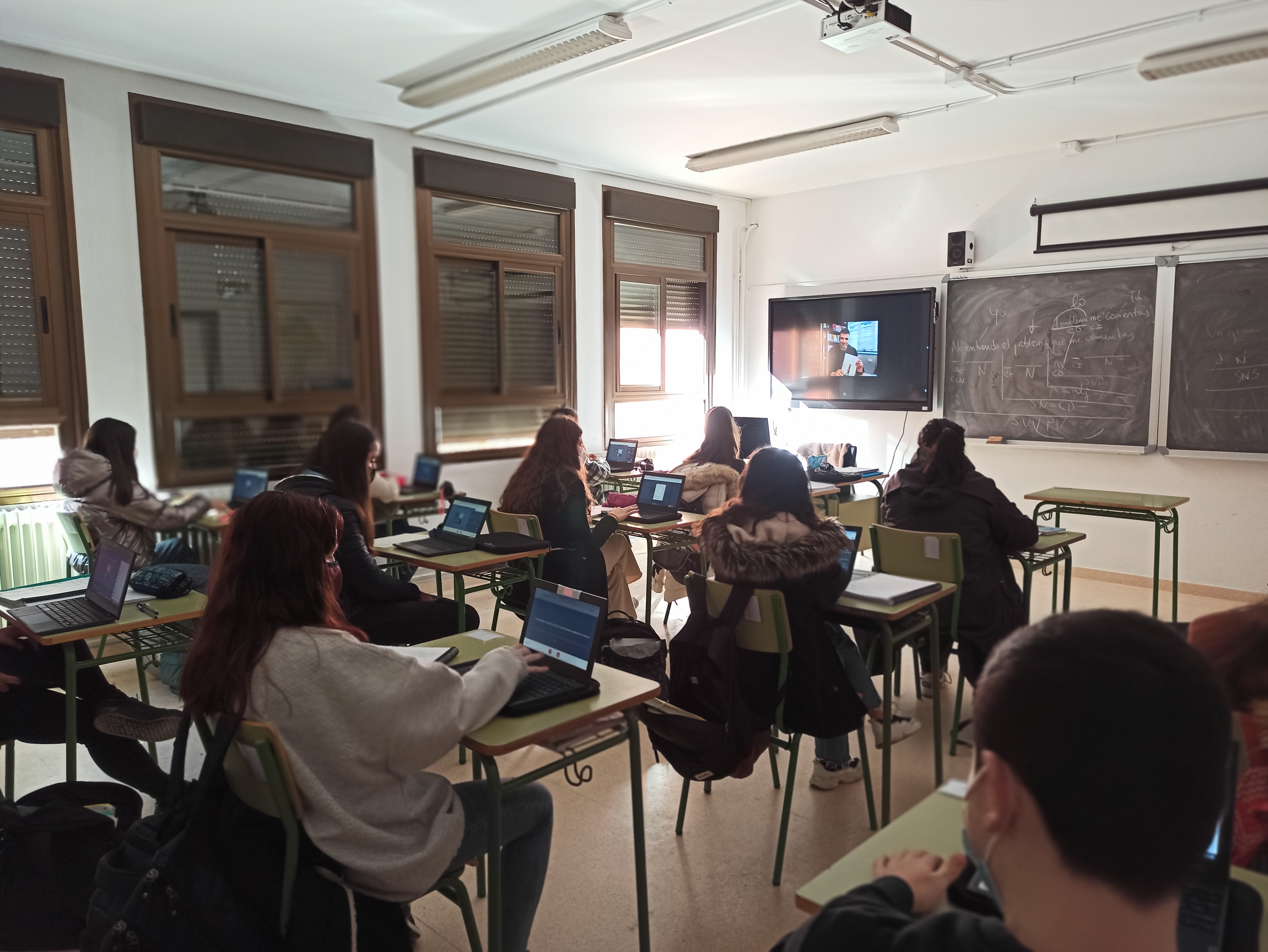 El alumnado de 4º de la ESO del IES Valle del Ebro, disfrutó de un encuentro virtual el pasado 14 de enero con el escritor Eloy Moreno.